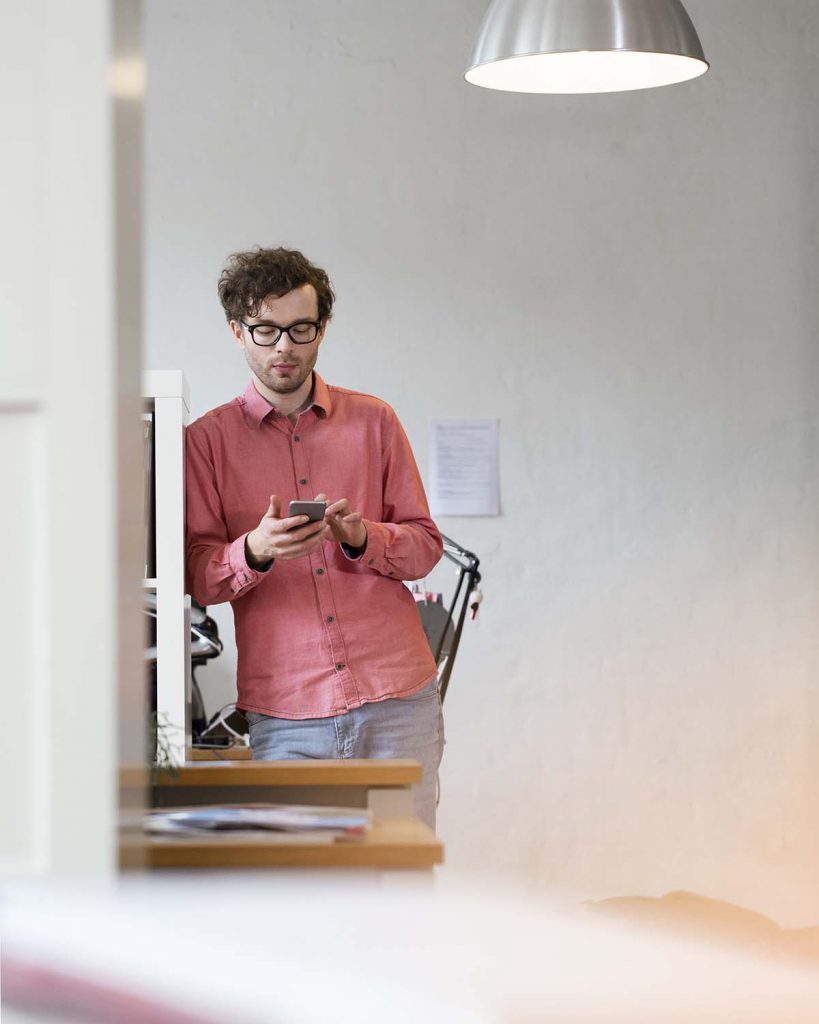 Uomo che usa il telefono