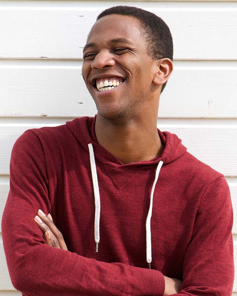 Uomo africano che ride