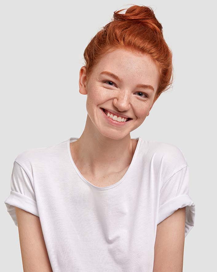 Donna dai capelli rossi che sorride